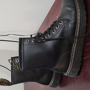 8 eyelet doc Martin